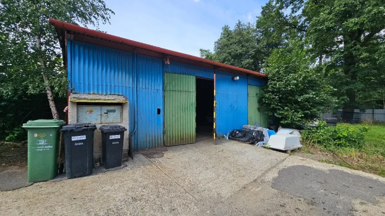 Pronajmu plechovou halu 13x5m + možnost další plochy, Doksy
