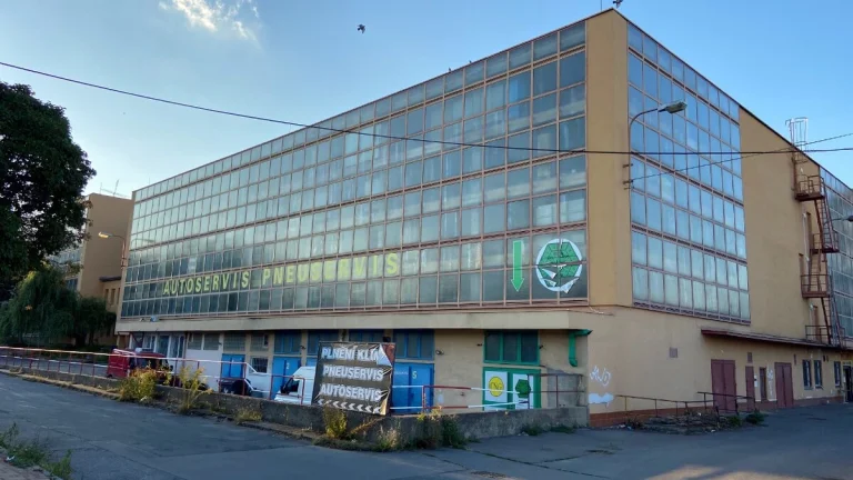 prodám garážové stání na Proseku P 9 Lovosická