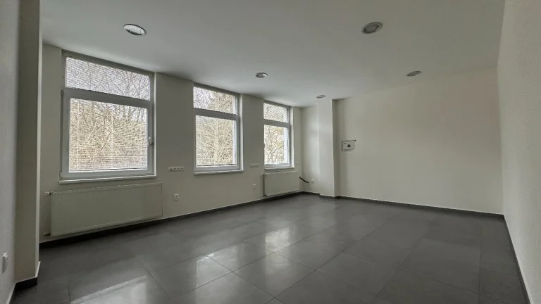 NA PRENÁJOM zrekonštruovaná kancelária - 29 m2