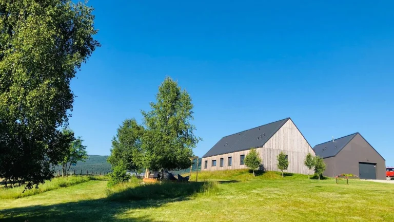 Krásná nemovitost v horách s obrovským pozemkem moderní dům
