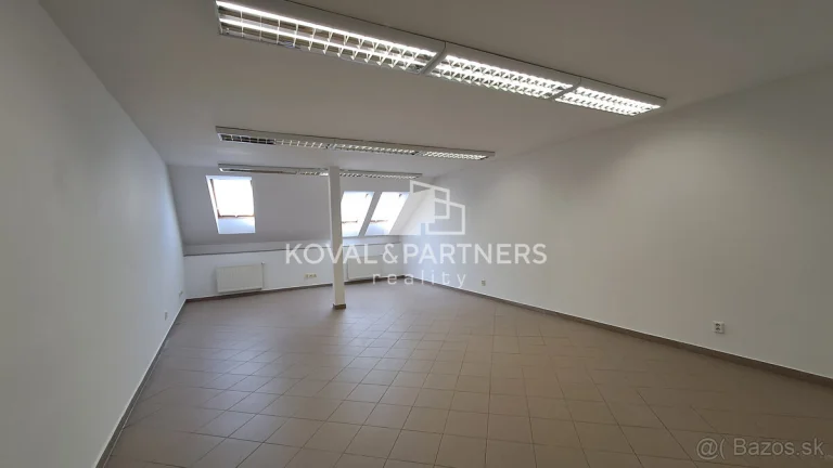 Na prenájom kancelária 42 m2, Nitra - centrum