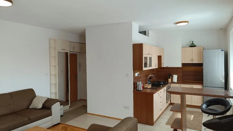 Prenájom- 2 izbový byt v centre mesta