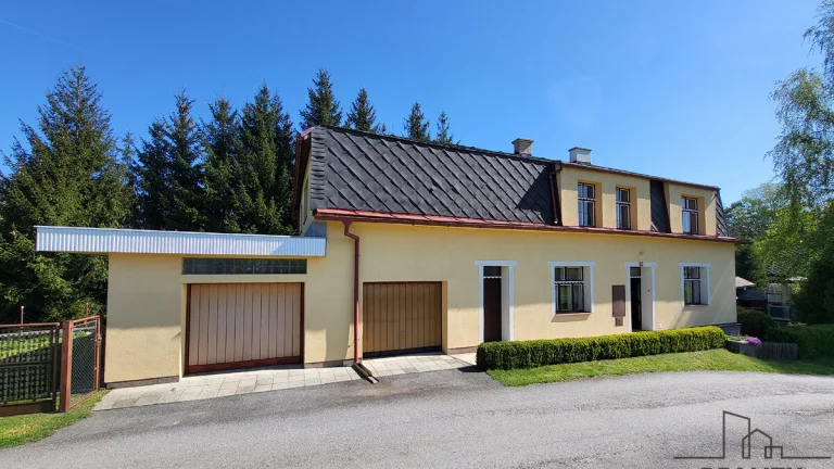 Rodinný dům, terasovité zahrady, zalesněný svah a louka u ře