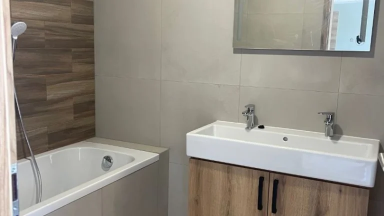 Exkluzívne - 3 izbový zariadený byt s predzáhradkou a parkov