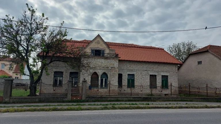 Predám v Štúrove rodinný dom s veľkým pozemkom.