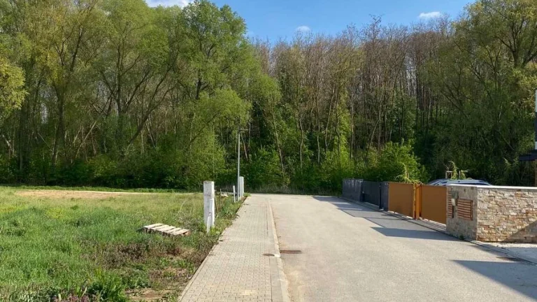 Rovinatý pozemok Nitra Kynek 950 m so všetkými sieťami