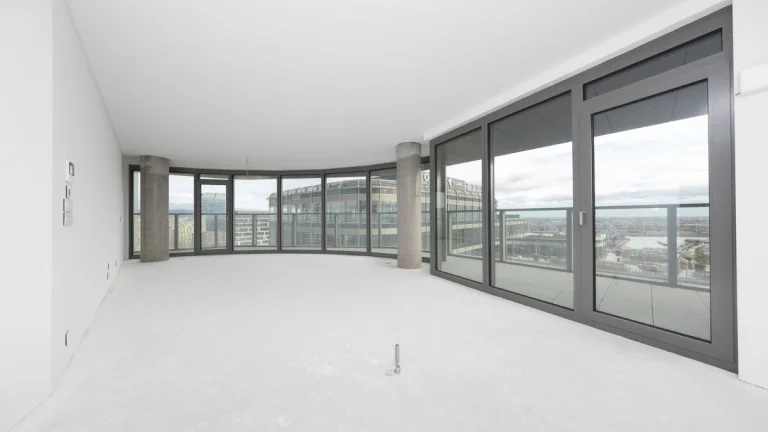 MIKELSSEN - Na predaj 3 izbový apartmán s terasou v EUROVEA