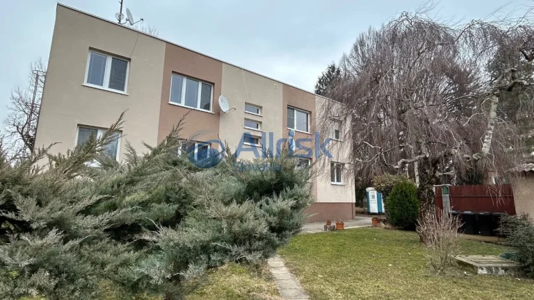 3-izbový byt v tehlovej zateplenej bytovke so záhradkou, gar