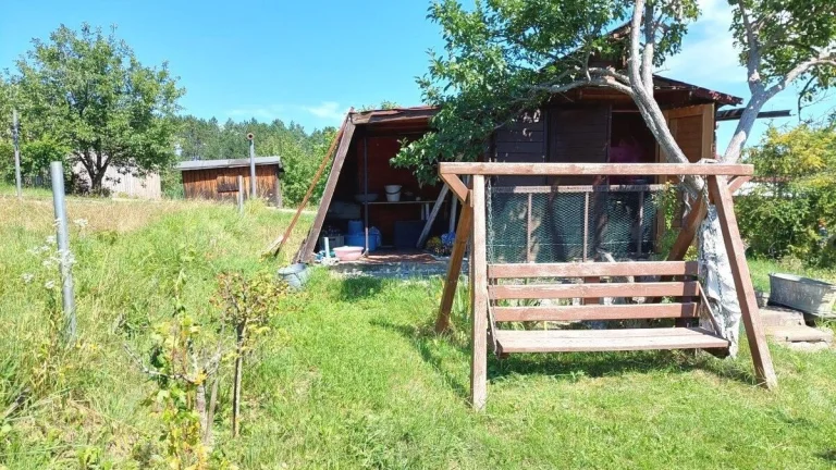 POZEMOK 366 m2, ZÁHRADNÁ CHATA, MOŽNÁ STAVBA 6x6 m2, GÁNOVCE