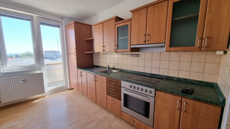 Pronájem prostorného bytu 3+1 s balkonem, lokalita Lišov, No