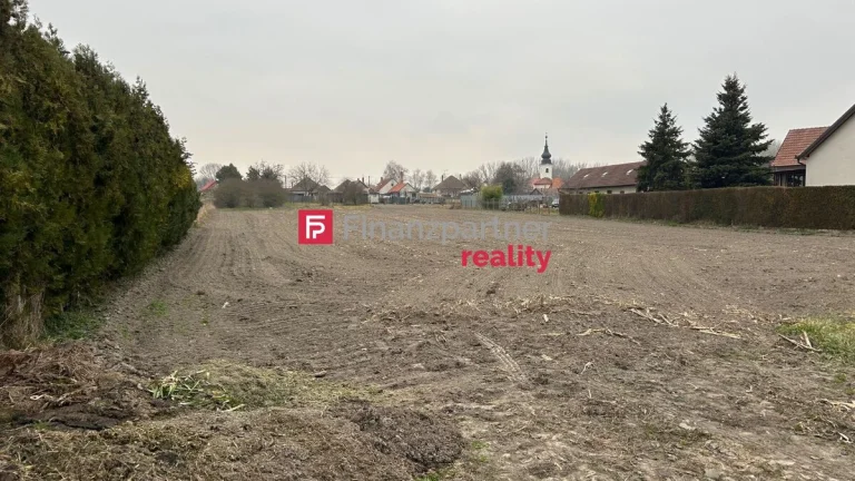 Slnečný stavebný pozemok v tichej časti obce Čiližská Radvaň