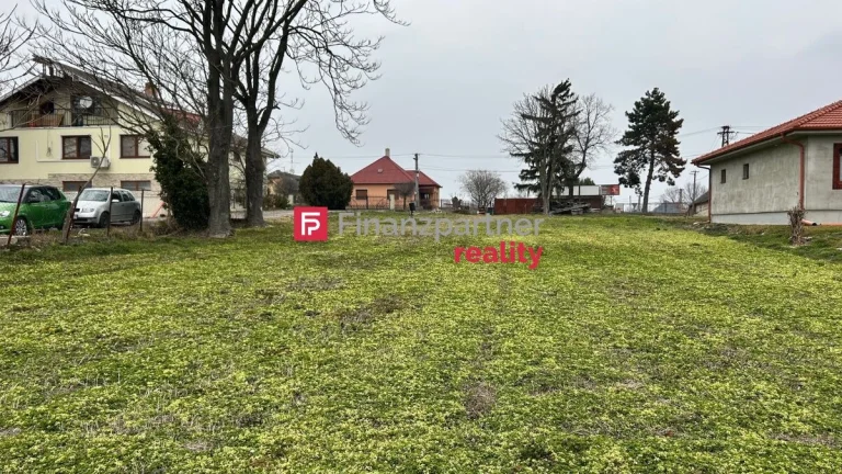 Priestranný stavebný pozemok v obci Čiližská Radvaň (F027-01