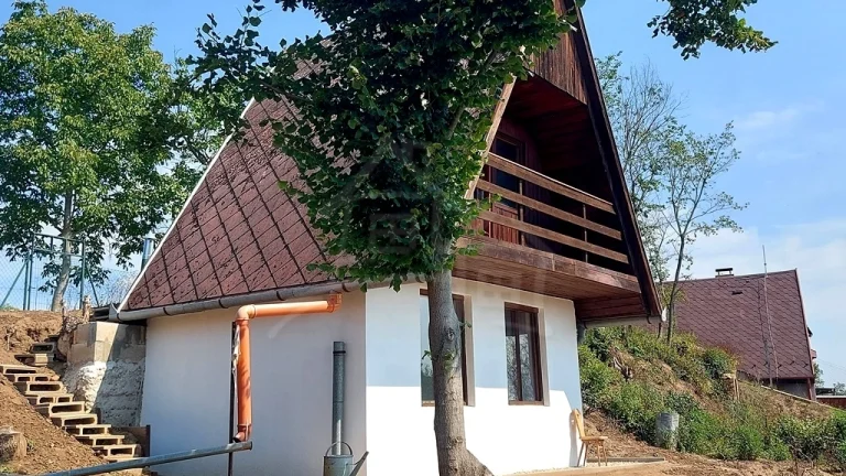 Poschodová chatka s pivnicou a krásnym výhľadom pri Hrone