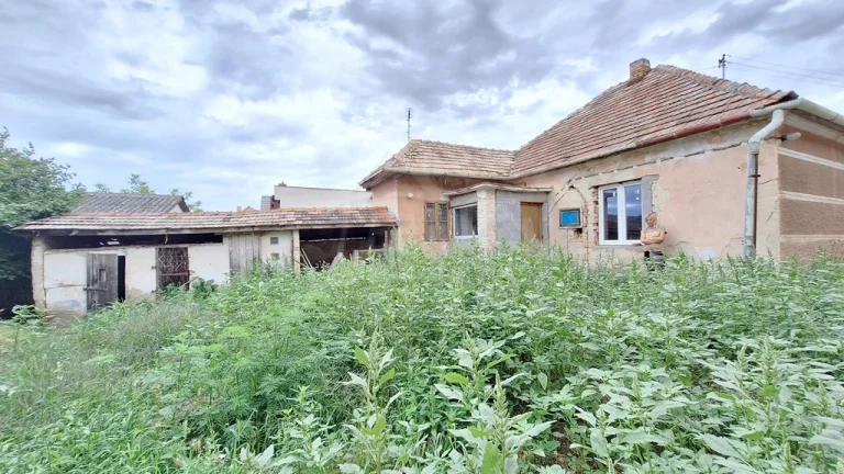 Pôvodný 3 izbový dom so začatou rekonštrukciou na menšom p