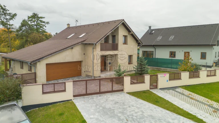 Prodej rodinného domu, 179 m², Všechlapy