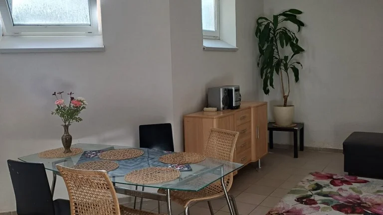 PRE ROBOTNÍKOV. Prenájom 3i byt v dome Železničná ul.Rovinka