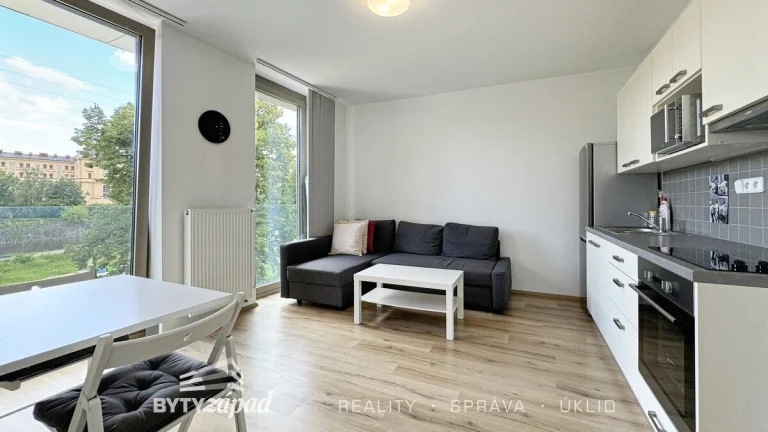 Pronájem slunného bytu 2+kk, 39 m2 přímo u břehu řeky v cent