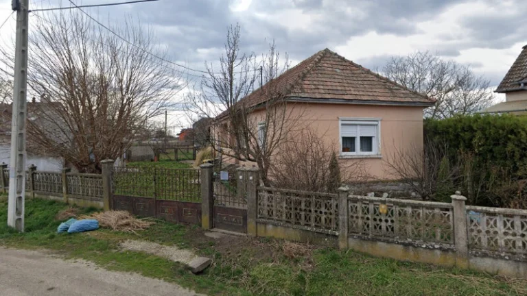 35min. od Košíc, dva vynovené domy v obci Halmaj, Maďarsko