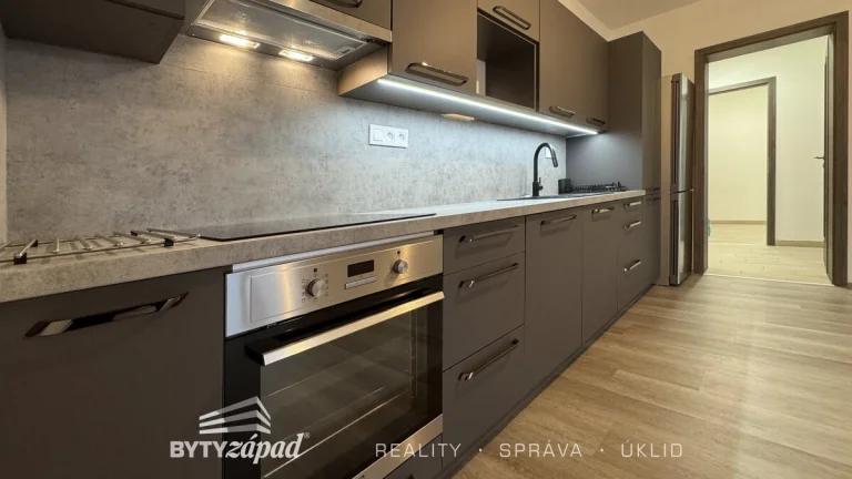 Pronájem velmi prostorného bytu 2+kk, 76 m2 v novostavbě byt