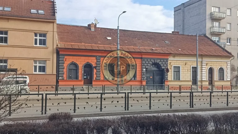 LUKRATÍVNA budova s pozemkom vhodná na developerský projekt