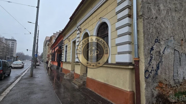 Lukratívna budova s pozemkom v centre na PREDAJ