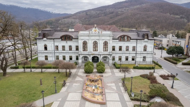 Historická budova ,,KOHÚT'', predaj, 2298 m2, Revúca