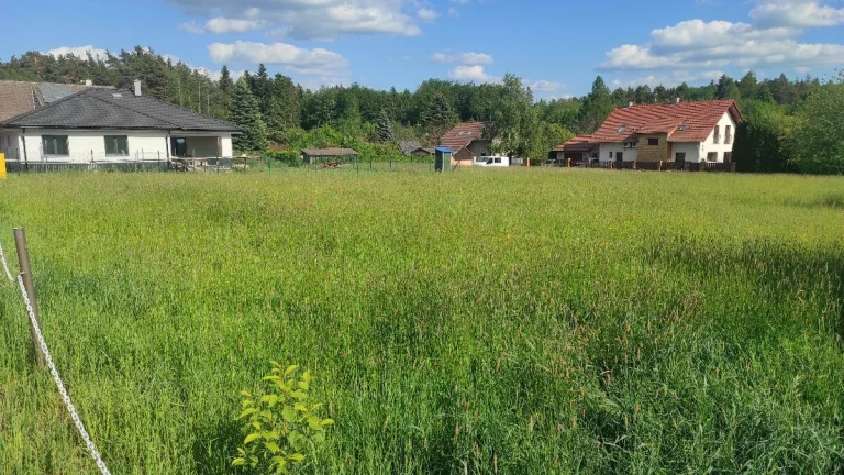 Stavební pozemek s el. kioskem Struhařov - Zvánovice