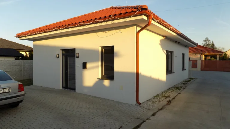 Novostavba domu v Kolárove s kuchynskou linkou + solárne pan