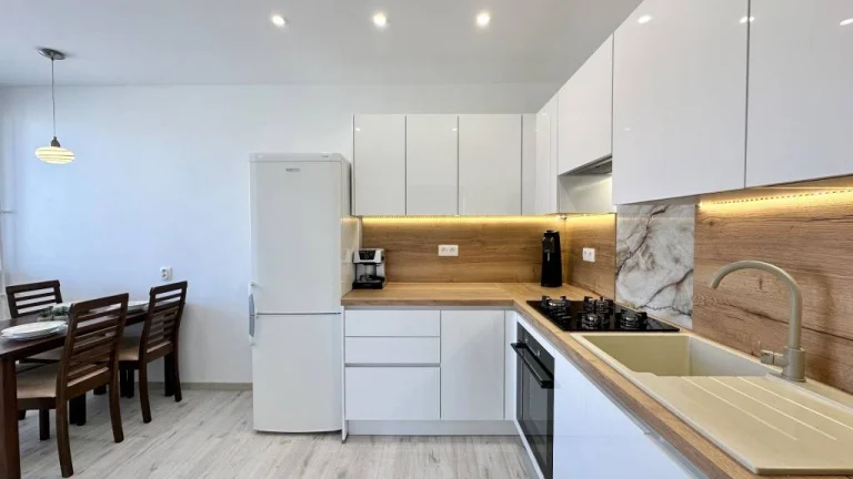 Priestranný 3iz byt v centre mesta s 2balkónmi a 2parkovacím