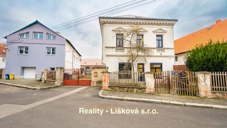 Prodej areálu s všestranným využitím nedaleko dálnice Praha