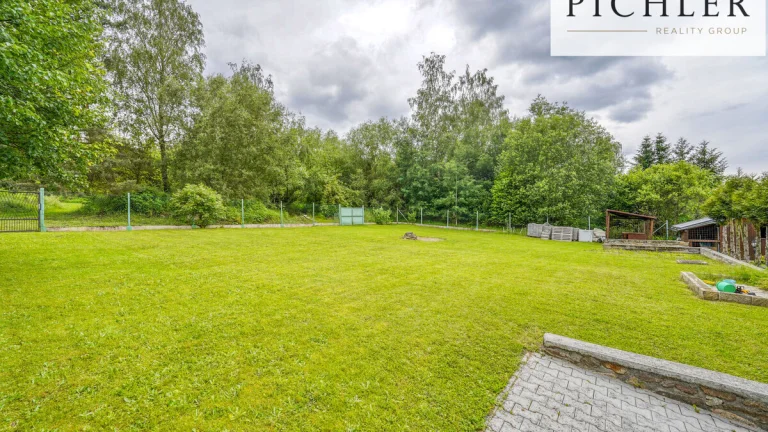 Prodej stavebního pozemku 1022 m² se stavbou