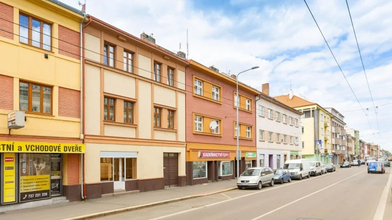 Pronájem obchodních a skladovacích prostor na frekventovaném