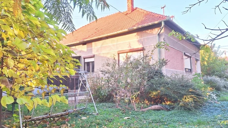 Priestranný pôvodný dom na rozľahlom pozemku v centre obce