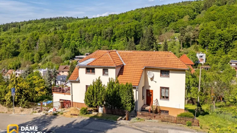 Prodej rodinného domu 5+1 (220 m2) s pozemkem 572 m2 - Luhač