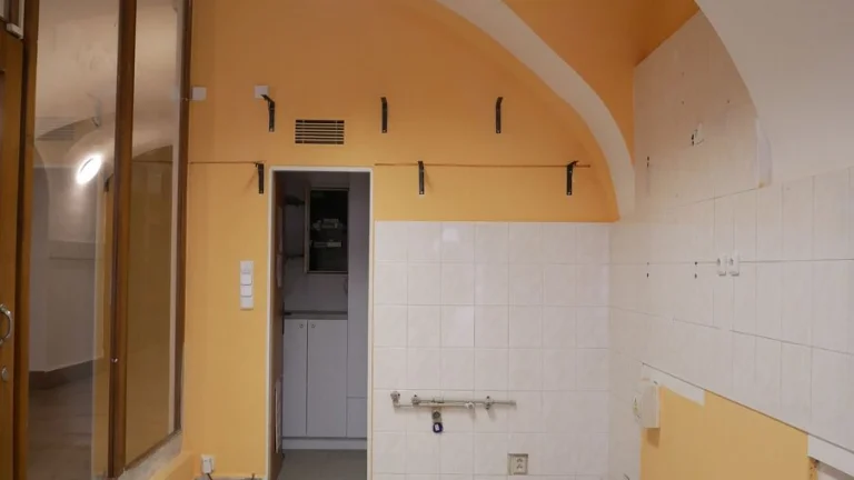 Pronájem obchodního prostoru 15,27 m2 v centru města