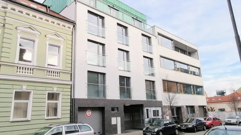 Pronajmu luxusní garáž. stání v Kr. Poli, Brno