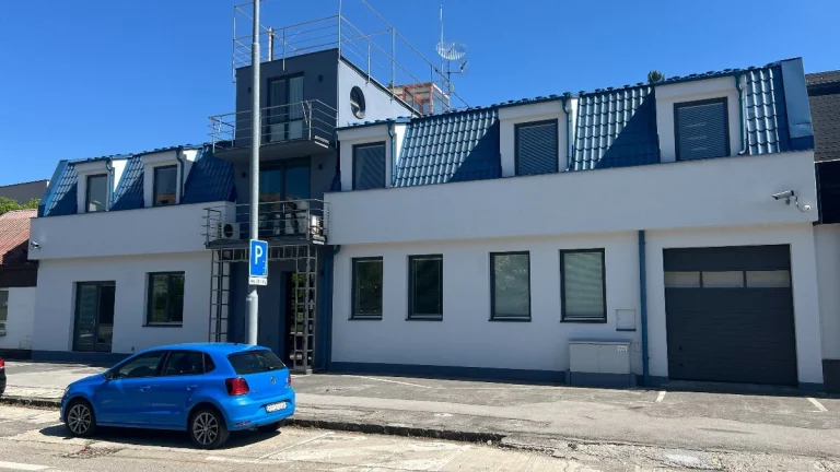 Polyfunkčná budova + 5x parkovacie miesta Trenčín