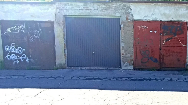 Pronájem pěkné garáže Praha 6 - Dejvice. Dílna, sklad 16m2.