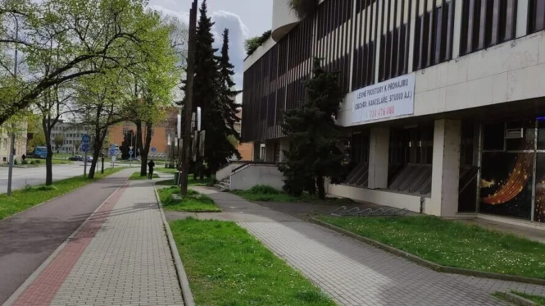 Pronájem 8 kanceláří 144 m²