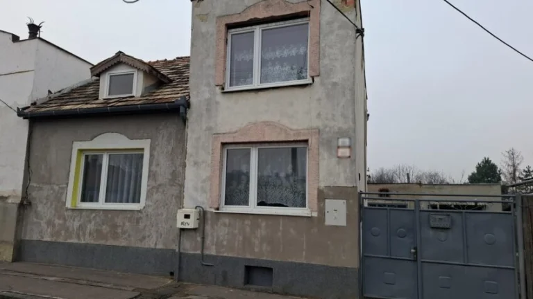 Poschodový rodinný dom v tichej lokalite vo Fiľakove.