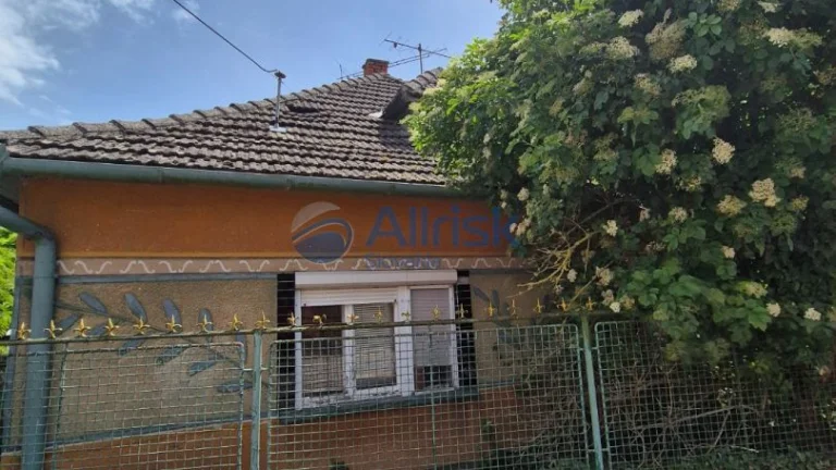 Starší rodinný dom s veľkým pozemkom neďaleko Šale na predaj