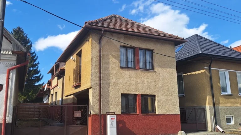 Netypický dom pod Tatrami so zadným 2-izbovým domčekom a v