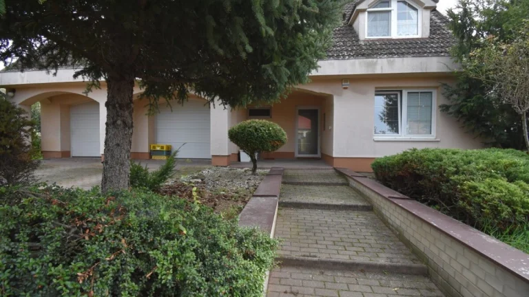 Pôvabný domov v tíšku obce Veľké Úľany, na predaj 7 izb.RD