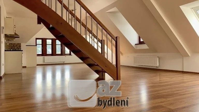Prostorný mezonet 2kk, 106 m2 po celkové rekonstrukci, skle