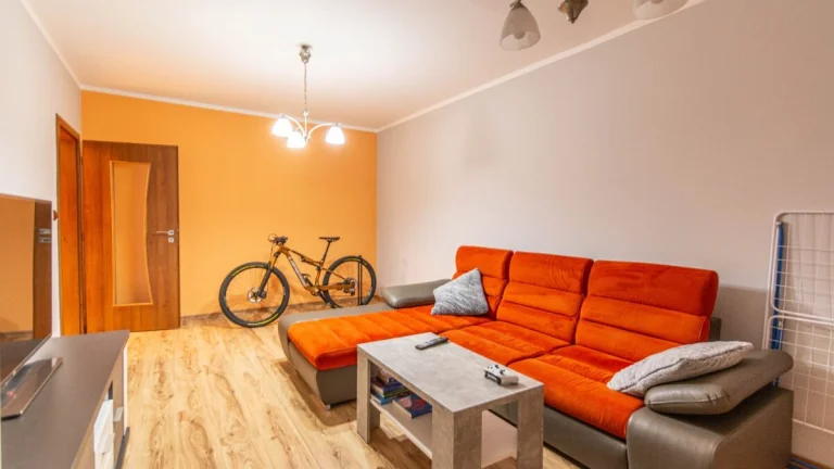 PRIESTRANNÝ 2i 68m2 + LOGGIA na sídlisku ROVEŇ