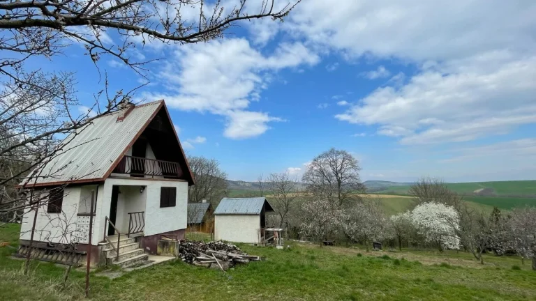 Na predaj murovaná chatka v obci Podolie s výhľadom