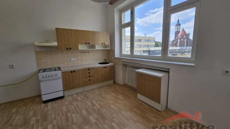 Pronájem velkého bytu 1+1, 44m2, Opava, ul. Horní náměstí