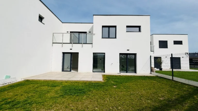 NOVOSTAVBY 4 IZBOVÝCH RODINNÝCH DOMOV V TN.BISKUPICIACH