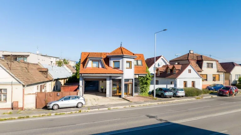 TOREA - VEĽKÝ RODINNÝ DOM S OBCHODNÝMI PRIESTORMI - GRINAVA,