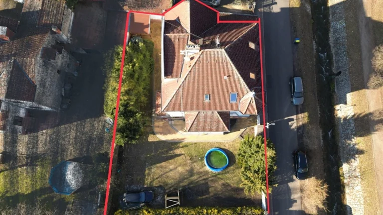 Nabízíme k pronájmu pěkný byt 3+1, ve vile, o ploše 67 m2.